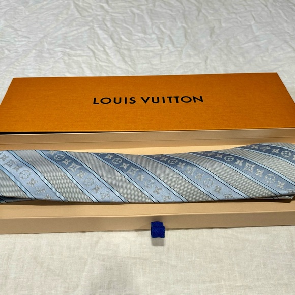 🎁PASTEL BEAUTY🎁🆕💯 ICONIC LOUIS VUITTON POWDER BLU LRG MONOGRAM STRIPES TIE🔥 - Picture 13 of 17